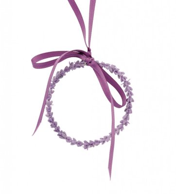 Vacker lila lavendel ring i krans modell med rosett. Att hänga och dekorera med. Välarbetad och vacker konstgjord mindre krans.