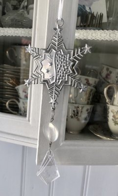 Silverfärgad metall gran / julgran med orientaliskt mönster och en prisma under. Att hänga och dekorera med. Vitt band upptill.