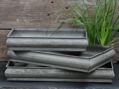 Större zink grå bricka med kant. Tillverkad i metall/plåt med lätt industri känsla. Finns i tre modeller -Större -Mellan -Mindre