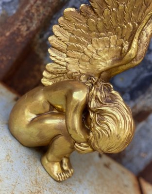 Vacker elegant och stilfull guld färgad sittande ängel. Med detalj fulla långa vingar och nedböjt huvud. Att dekorera med.  Höjd