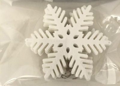 Konstgjorda snöflingor/snöstjärnor att dekorera med. Vita med lätt skimmer, att hänga eller användas liggandes. Säljes i pack om