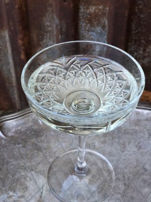 Vackra cocktail / prosecco glas på fot.  Med hög fot och dekorerad vid kupa. Säljes i pack om fyra stycken och passar lika bra t