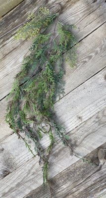 Grön kvist/gren i häng modell. Att dekorera med ensam eller tillsammans i ett arrangemang eller i en bukett. Välarbetad konstgjo