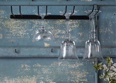 Skena för glas i metall/plåt, att skruva fast på väggen under en hylla eller i ett skåp. För praktisk och vacker förvaring av gl