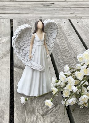 Ängel Minea med vacker vit  klänning och stora vingar. Detaljfull och välarbetad i vacker modell.  Höjd: 18cm Bredd: ca 13cm