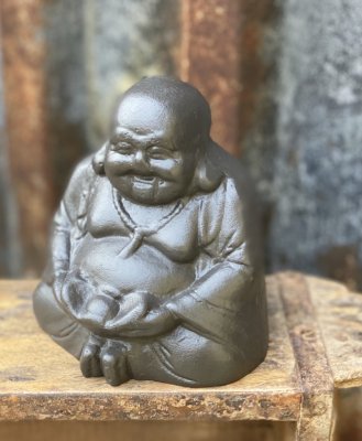 Buddha i järn. Sittande modell i brun nyans. Tung och detalj full att dekorera med inomhus som utomhus.  Mäter 9,5*8*9,6cm