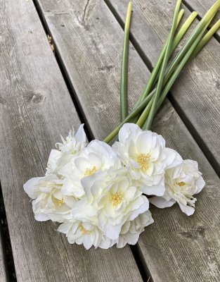 Vacker vit lilja pingstlilja med lång skälk och utslagen blomma. Verklighetstrogen välarbetad konstblomma. Lika vacker ensam i e