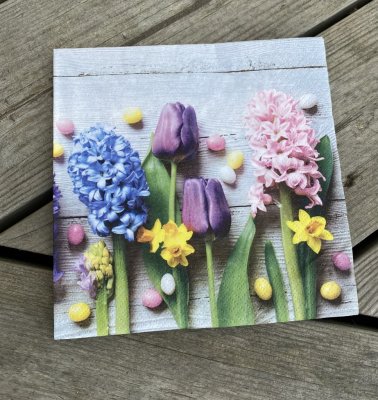 Servetter med färgglatt vår och påsk inspirerat motiv av bla hyacinter, tulpaner och ägg.  33cm * 33cm  3-lager 20 per paket