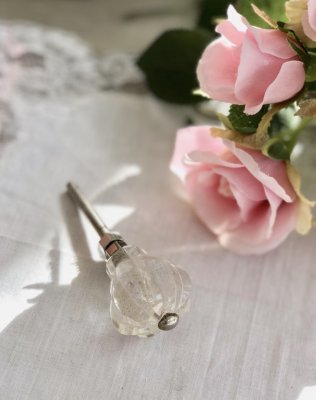 Vacker och elegant   glasknopp med veckat mönster och rundad päron formad design. Med silver färgad metall stomme . Mjuk och gre