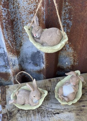 Hängande blad med söta kaniner. Finns i tre olika modeller -Sover på rygg -Sover på mage -Vaken kanin Välarbetade och detaljrika