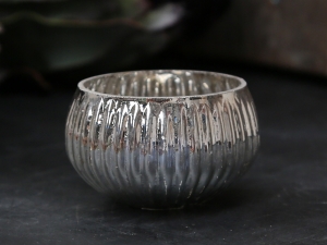 Vacker ljuslykta alt skål i antik fattigmanssilver. Lätt randigt mönstrad i glaset och diskret kurvad form.