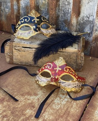 Maskerad mask i vacker gammeldags elegant modell med noter och guld. Finns i två modeller -Svart -Röd Med band att knyta fast ru