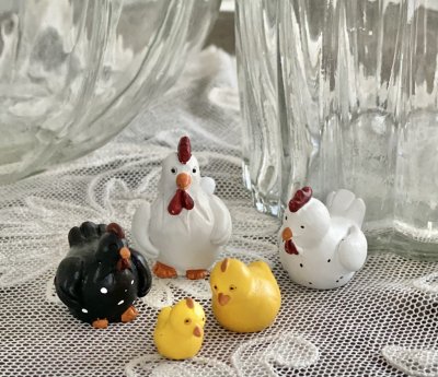 Påsk tupp, hönor och kycklingar en söt liten familj om fem stycken figurer att dekorera med. Två gula kycklingar och en vit tupp