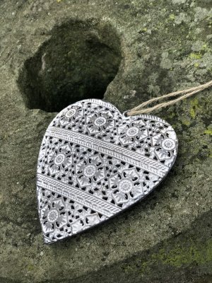 Vackert hjärta i orientalisk stil och en ruffig zink grå nyans med vita isnlag. Hängande modell med snöre upptill.  Mäter 14,5*1