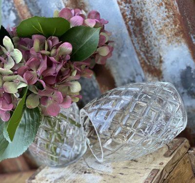 Vacker vas i glas, rundad modell med vackert mönster. Vas med bredare mitt och smalare öppning så buketten faller vackert.  Höjd