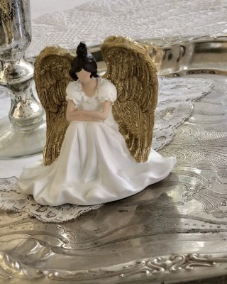 Vacker vit ängel modell Alice. I sittande modell med stora vackra vingar i guld och brunt hår . Ängeln går i en matt mjuk vit ny