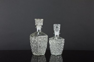 Vacker glas karaff / flaska med kork och detaljfullt  mönster i glaset runt om. Modellen/formen är kantig  och finns i två storl