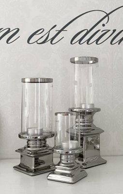 Vacker och elegant ljusstake Andrea i silver med cylinderglas. För värmeljus eller smalare blockljus ev batteri ljus. Finns i tr