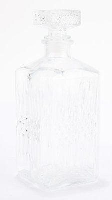 Vacker lägre glas karaff / flaska med kork och detaljfullt mönster i glaset runt om. Modellen/formen är kantig och finns i tre s