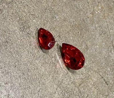Vackert ljussmycke /ljusnål röd diamant droppe med nål på baksidan. Finns i två storlekar -Större -Mindre Med vackert skimmer.