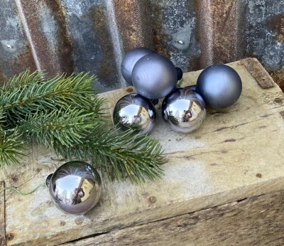Julgranskulor / dekorations kulor på stick. Dvs kulan sitter på en metall tråd som man kan vira runt julgranens kvist/gren eller