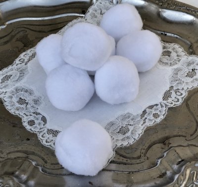 Vita snöbollar i konstgjord fluffig rund modell. Att dekorera, pynta och pyssla med. Säljes i pack om åtta stycken snöbollar. I