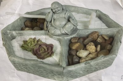 Vacker Buddha fat i betong med fack. Kantig modell med Buddha i mitten omgiven av fyra fack att lägga tillbehören som kommer med