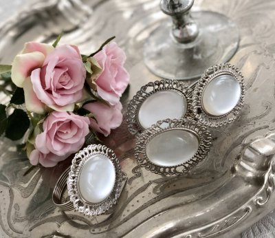 Vackra och eleganta servettringar med pärlemo pärla och spets liknade silver krage . Eleganta och romantiska säljes i pack om fy