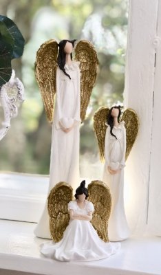 Alice vacker vit ängel med guld färgade vingar och vitt hjärta. Finns i två modeller -Högre -Lägre  Detalj full och välarbetad i