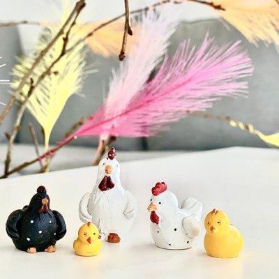 Påsk tupp, hönor och kycklingar en söt liten familj om fem stycken figurer att dekorera med. Två gula kycklingar och en vit tupp