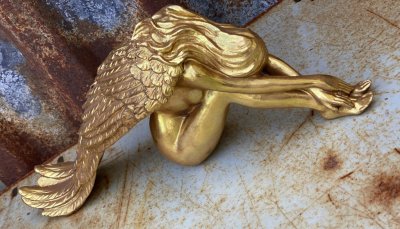 Vacker elegant och stilfull guld färgad ängel. Med detalj fulla långa vingar och nedböjt huvud. Att dekorera med.  Höjd: ca 12cm