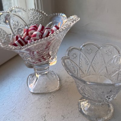 Vacker skål på fot i glas med mönster och vågad kant