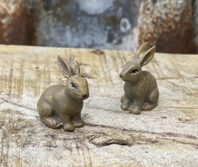 Liten mindre brun kanin att dekorera med. Passande till jullanskap eller vinter byar tex . Höjd: ca 3cm Bredd: ca 2,5cm Sälj