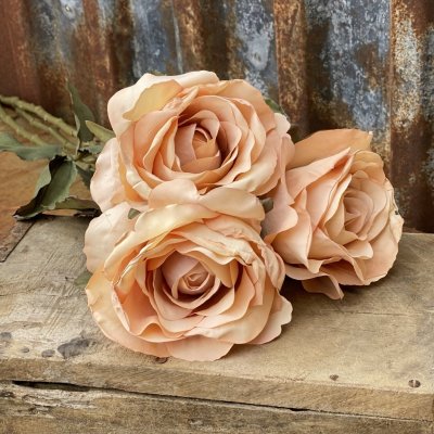 Vacker konstgjord torkad ros i mjuka nyanser. Stilfull och elegant i välarbetad modell. Utslagen och mjuk i nyanserna. Från Mr P