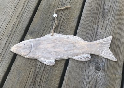 Marin inrednings detalj. Fisk i trä drivveds sliten i natur modell. Med snöre upptill så man kan hänga och dekorera med den likv