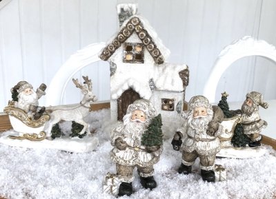Tomtens vacker vinter stuga/hus med belysning. Tillverkad  i keramik med fina detaljer runt om och dekorerad med puder snö.  Med