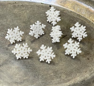 Ljusnål snöstjärna, vacker vit  modell med nål på baksidan. Säljes i pack om 8st ljusnålar formade som vita snöstjärnor.  Mäter