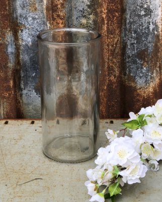 Stor rak kruka / vas / ljuslykta i glas. Cylinder modell som gör sig lika bra till blommor som ljus eller förvaring.  Mäter  höj