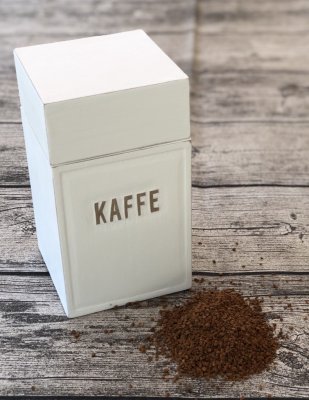 Lantlig vit kaffe burk i trä med text KAFFE på två sidor med lock. I lantlig stil med fabriksnötta kanter. Från Different Design