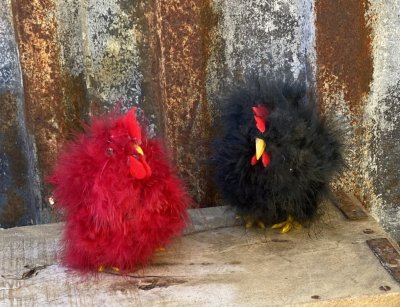 Dunig fluffig fjäder kyckling att dekorera med. Rund gullig pälsboll som finns i två nyanser. -Svart -Röd Att dekorera med var f
