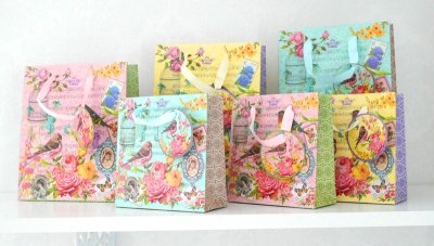 Vackra färgglada papperspåsar med vackert motiv av bla rosor och fåglar. Finns i två storlekar