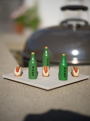 Tre i rad spel med öl flaskor och korv med bröd