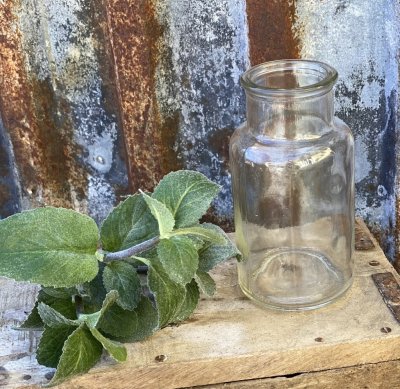 Glas vaser i mindre modell för blommor eller annan dekoration samt förvaring. Finns i fem olika modeller -Hög flask modell 4311-