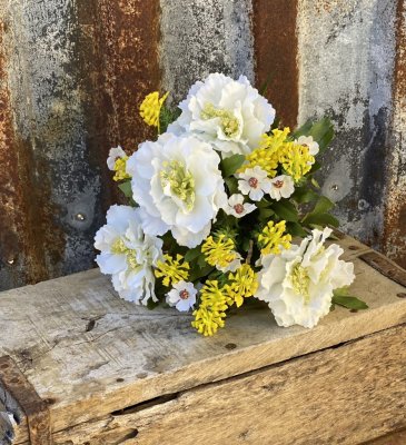 Vacker verklighetstrogen konstgjord blombukett med sommar blommor i vitt och gult. Välarbetad verklighetstrogen modell. Lika vac