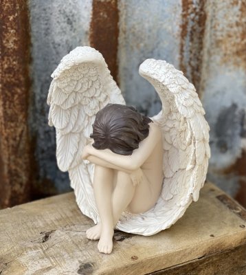 Vacker ängel Faith i sittande modell med stora vingar och nedböjt huvud. Vacker välarbetad och detaljfull modell.  Mäter  18*11,