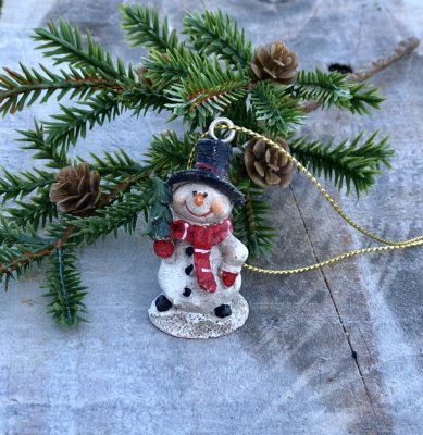Gullig och söt snögubbe med hatt och julgran. Söt och detaljrik i mindre modell med snöre upptill så man kan hänga och dekorera