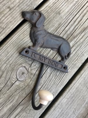 Vägg krok med hund i järn och text I love my dog ( med hjärta). Dekorerad med en porslins knopp på kroken.  Mäter 10,5 x 13,7 cm