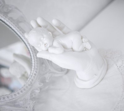 Vacker vit bebis som sover i en hand. Detalj full och vacker. I två modeller