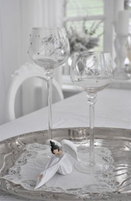 Bianca vackra ljusglas i två pack. I modell på fot tillverkade i glas och dekorerade med  stilfullt pärl mönster på kupan. Att h