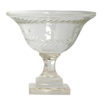 Vacker glas skål i gammeldags stil. Med kraftig kantig fot och vid kupa med ristat mönster runt om. För servering , dekoration o